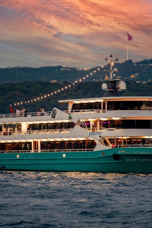 Istanbul: Bosphorus Dinner Cruise , Unlimited Drinks, & Show - Included Amenities