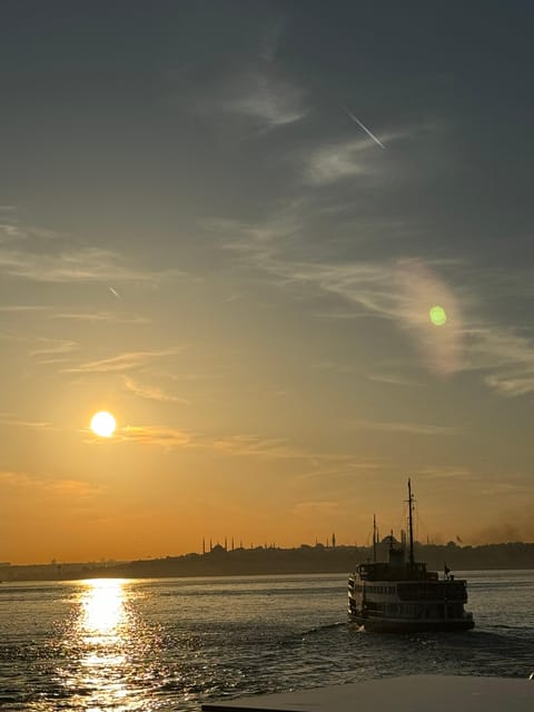 Istanbul: Bosphorus River Sunset Yacht Tour With Commentary - Itinerary Highlights