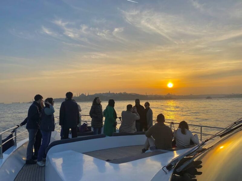 Istanbul: Bosphorus Sunset Yacht Cruise With Live Guide - Experience Highlights