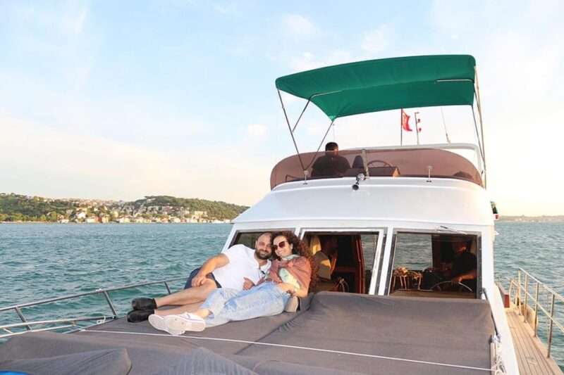 Istanbul: Bosphorus Yacht Cruise at Sunset With Snacks - Highlights and Sightseeing