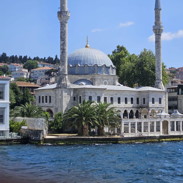 Istanbul: Cruise and Dine 2.5-Hour Bosphorus Lunch Tour - Key Points