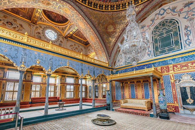 Istanbul Dolmabahçe Palace Private Tour With Transfers - Exploring Dolmabahçe Palace