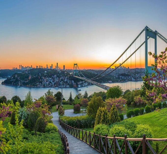Istanbul: Full Day 2 Sides Tour With Boat & Lunch - Explore Iconic Landmarks
