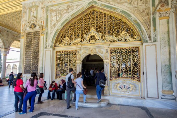 Istanbul Highlights Small-Group Walking Guided Tour - Largest Covered Market