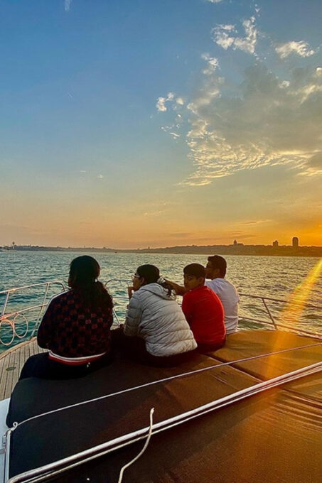 Istanbul: Luxury Yacht Tour at Sunset With Snacks - Tips for an Enjoyable Experience