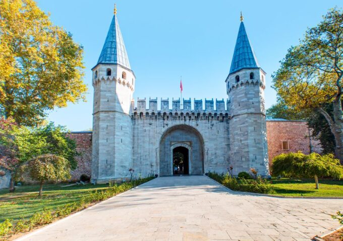 Istanbul: Topkapi and Harem Tour With Skip-The-Line Ticket - Explore Topkapi Palace