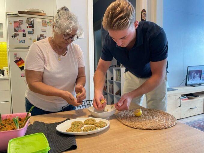 Istanbul: Vegan/Vegetarian Cooking Class With Locals at Home - Taking in Local Life