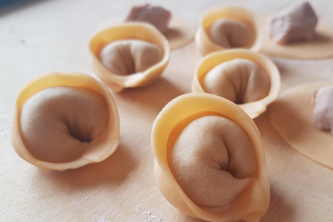 Italian Cocktail + Art of Making Pasta Cooking Class In Unique Milan Location - Welcoming Atmosphere and Personalized Attention