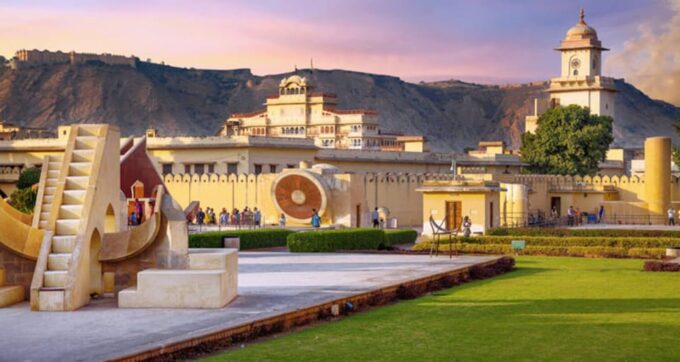 Jaipur: City Palace, Hawa Mahal & Jantar Mantar Private Tour - Amber Forts Architecture and Views