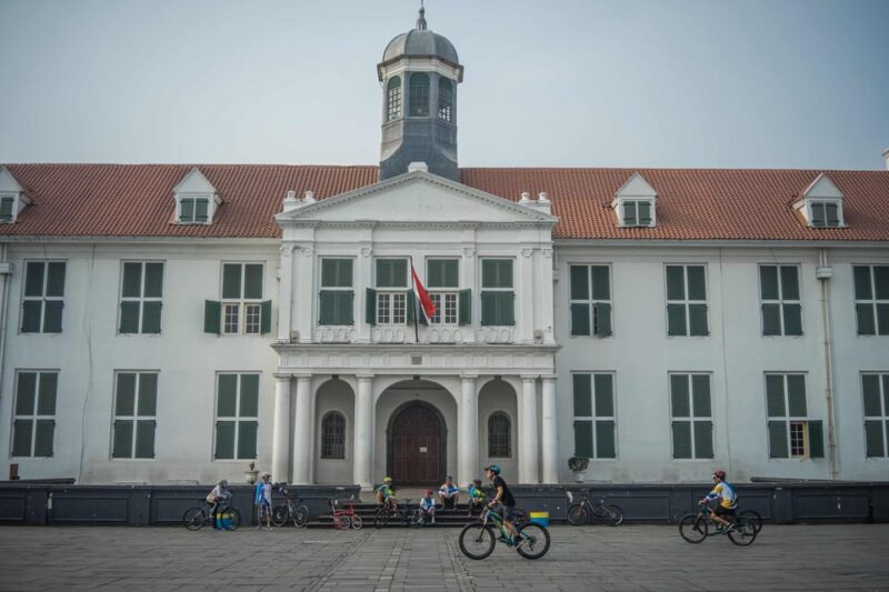 Jakarta: Budget-Friendly Travel Guide Ebook - Getting Around on a Budget