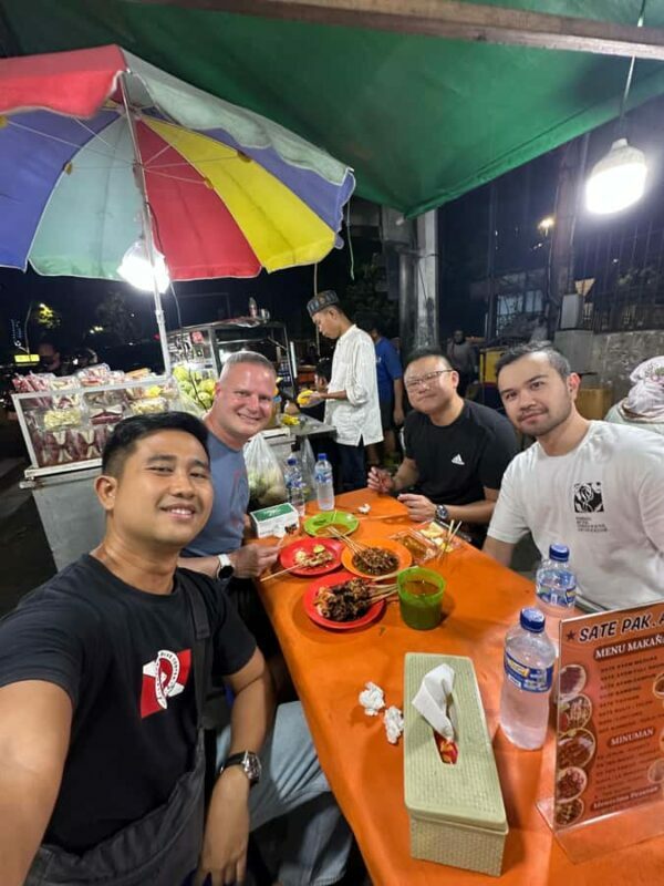 Jakarta: Night Walking Tour with Snacks and Dinner - Key Points