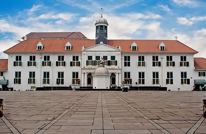 Jakarta: Private City Tour With Lunch And Souvenir - Istiqlal Mosque and Jakarta Cathedral