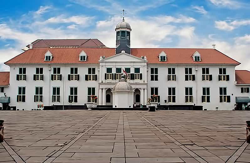 Jakarta : Private City Tour With Tour Guide Speaking Italy - Key Points