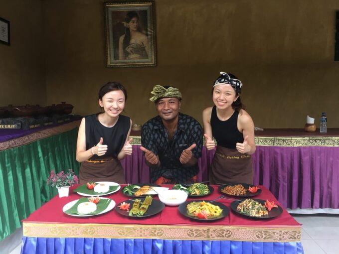 Jambangan Bali Cooking Class With Morning Market Tour - Picking Fresh Ingredients