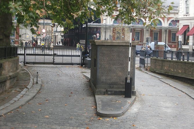 James Bond Bus Tour of London - Bond Actors Highlighted