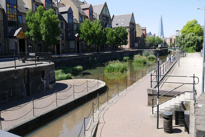 James Bond Bus Tour of London - Group Size and Accessibility
