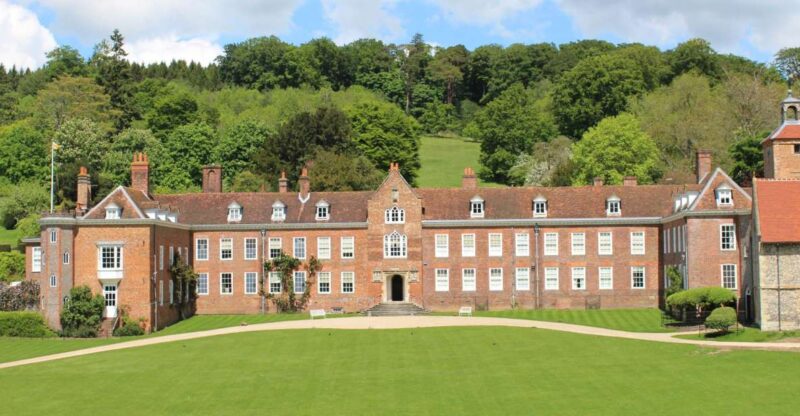 James Bond Classic Tour From London - Tracy Di Vicenzos Grave