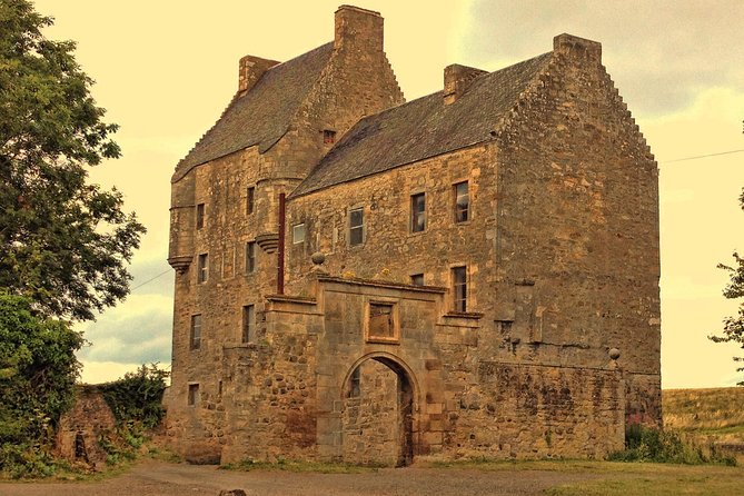 Jamie Fraser Outlander Tour to Lallybroch From Edinburgh - Embracing Lallybroch Village