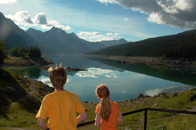 Jasper National Park Tour: Maligne Valley, Medicine Lake and Spirit Island - Discovering Maligne Lake