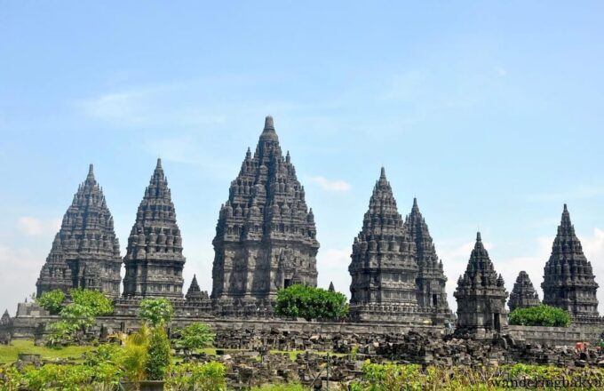 Javas Highlight Guided Tour From Jakarta or Bali - Comprehensive Tour Inclusions