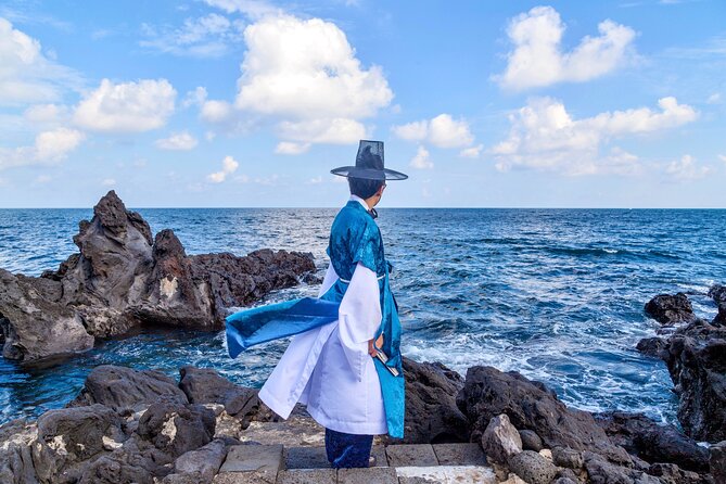 [Jeju] Hanbok Private Guide Tour & Photo Session in Beautiful Yongduam Rock, - Traditional Dress-up Moments