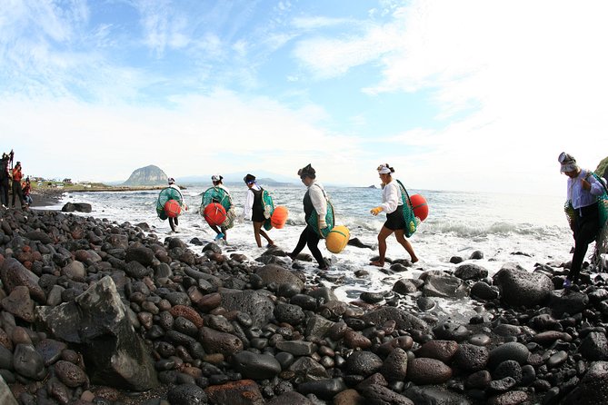Jeju Island East UNESCO Day Tour With Lunch Included - Seongeup Folk Village