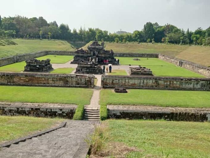Jogjakarta:Temple Tour With Local Guide - Exploring Prambanan