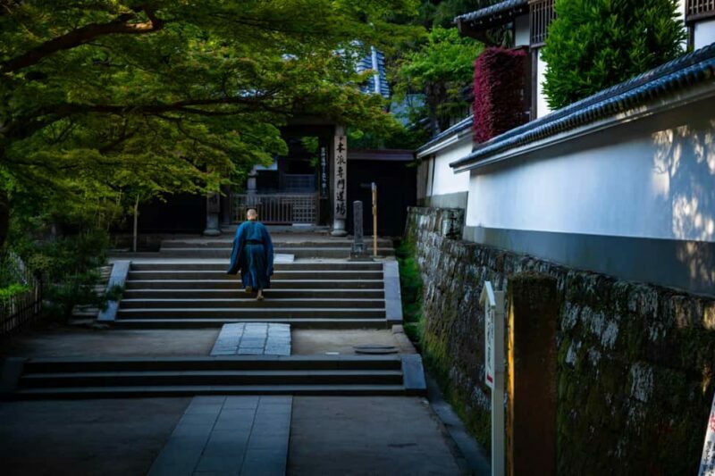 Kamakura: A Journey Through Medieval Japan - An In-Depth Look at Kamakura: A Medieval Treasure