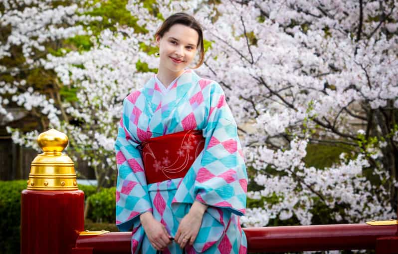 Kamakura Tour With Pro Photographer: Tsurugaoka Shrine - Key Points