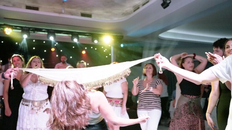 Kamari: Greek Show, Buffet Dinner, and Drinks at Dimitris - Key Points