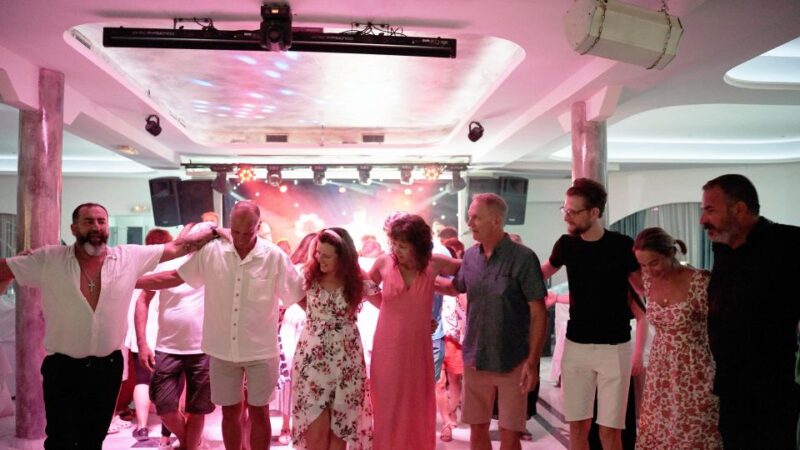 Kamari: Greek Show, Buffet Dinner, and Drinks at Dimitris - Cultural Performance