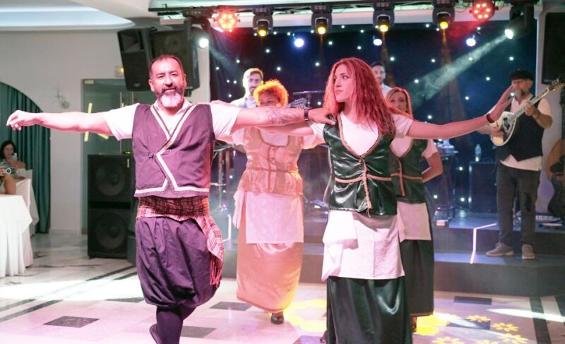 Kamari: Greek Show, Buffet Dinner, and Drinks at Dimitris - Unique Activities