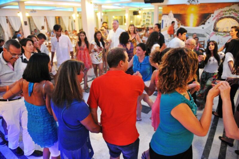 Kamari: Greek Show, Buffet Dinner, and Drinks at Dimitris - Important Details