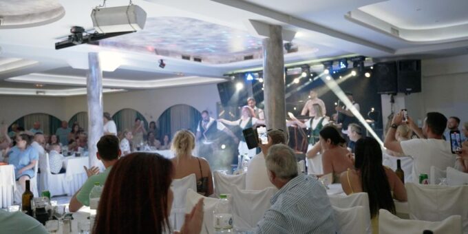 Kamari: Greek Show, Buffet Dinner, and Drinks at Dimitris - Frequently Asked Questions