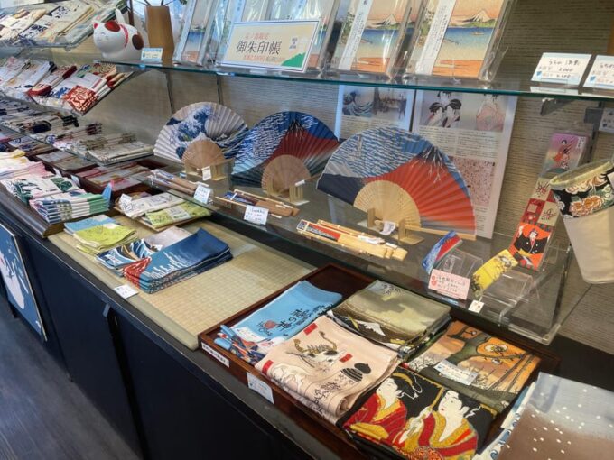 Kanagawa: Shopping & Temple Visit Tour in Enoshima Island - Savoring Enoshima Gourmet