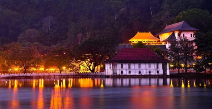 Kandy City Tour by Tuktuk With Recommended Guide - Kandy Lake and Botanical Gardens