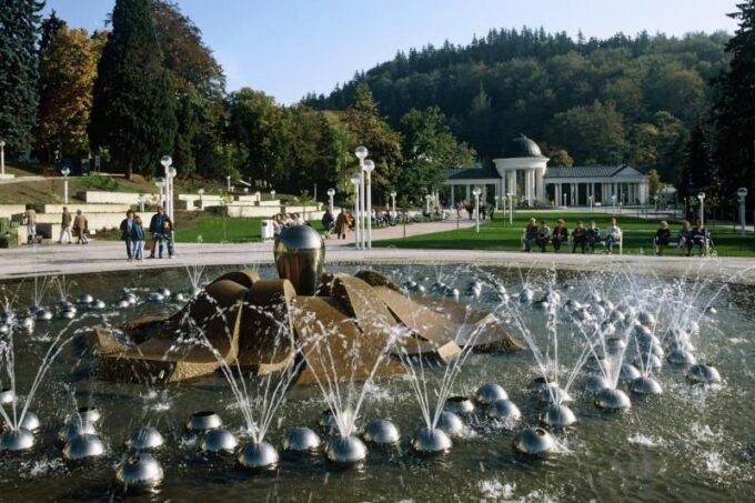 Karlovy Vary & Marianske Lazne Tour From Prague With Lunch - Exploring Karlovy Vary