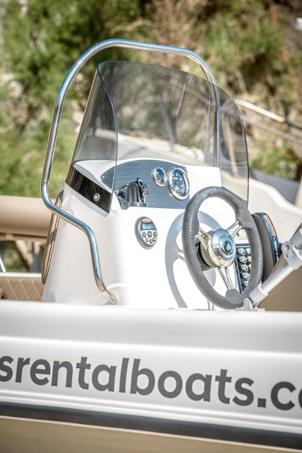 Karolos Rental Boats Santorini - Key Points