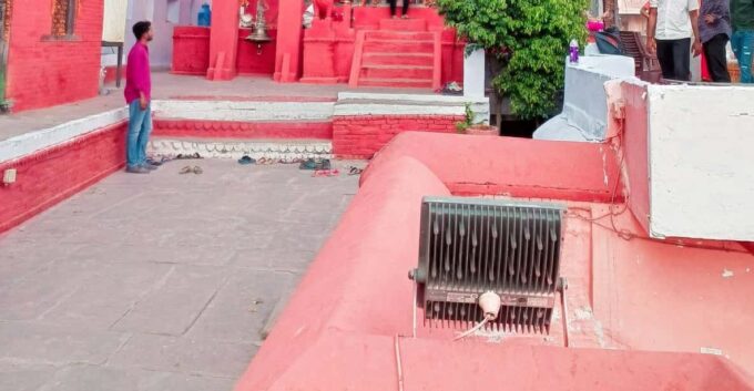 Kashi Spiritual Tour: Manikarnika Ghat & Cultural Immersion. - Manikarnika Ghat and Underground Shiva Temple