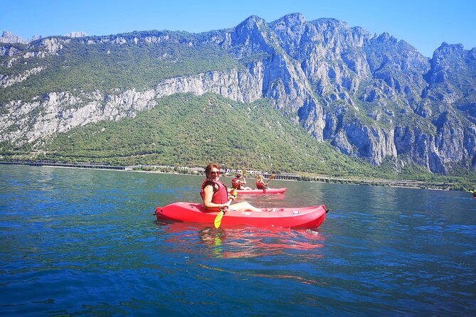 Kayak on Lake Como: Stunning Landscapes & Aperitif - Enjoying the Breathtaking Landscapes