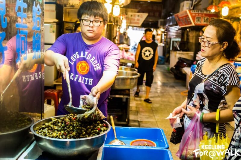 Keelung: Night Market Food Tour to Explore Culinary Delights - Night Market Atmosphere
