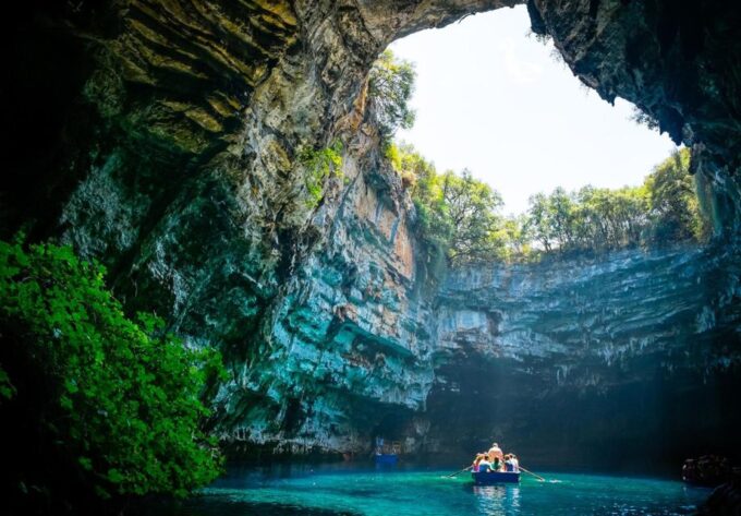 Kefalonia: Island Highlights Bus and Boat Tour With Lunch - Enjoy a 3-course Lunch