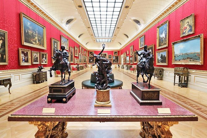 Kid-Friendly National Gallery Tour in London With Exclusive Guide - Exploring Trafalgar Square