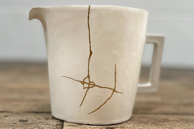 Kintsugi Workshop in Osaka With a Professional Kintsugi Artist - Gold Pigment and Glue Application
