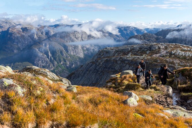 Kjerag Low-Season Hike - Enjoying Refreshments and Snacks