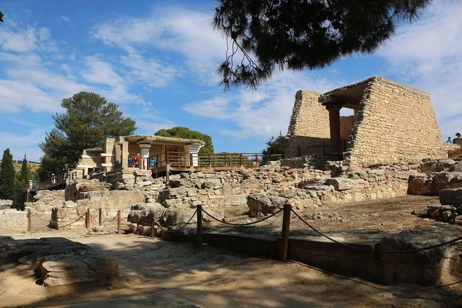 Knossos Palace Guided Walking Tour - Experiencing Wall Paintings and Domestic Quarters