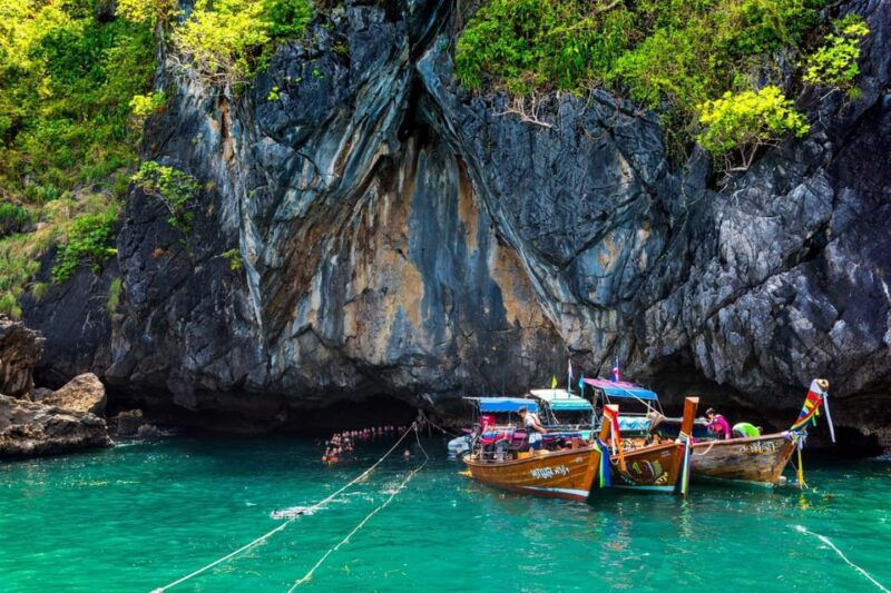 Ko Lanta: 4 Islands Tour by Private Longtail Boat With Lunch - Morakot Cave Exploration