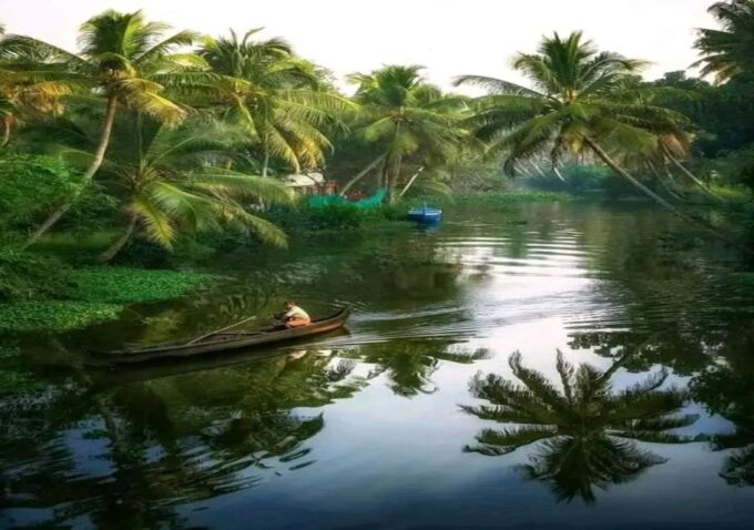 Kochi: Backwater Cruise With Cloth Weaving, Spinning & Lunch - Village Visit and Local Crafts