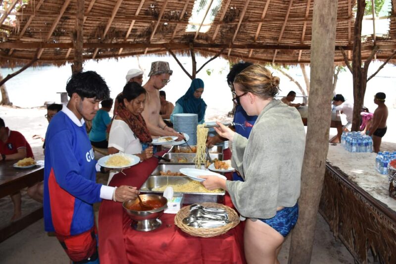 Koh Samui: Speedboat Adventure to Angthongs Hidden Gems - Savoring the Buffet Lunch at Wua Ta Lap