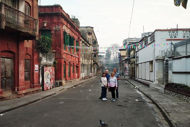Kolkata Full Day Sightseeing Including Mother House, Kumortuli and Flower Market - Strolling Flower Market